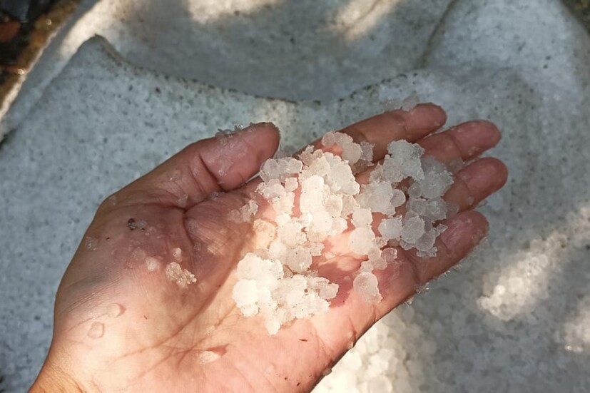ভরপুর শিলাবৃষ্টি হয়েছে লেপচাখা এলাকায়। আজ এখনও পর্যন্ত বরফ জমে রয়েছে লেপচাখায়। বরফ নিয়ে ছবি তুলে সোশ্যাল মিডিয়ায় সেই ছবি দিচ্ছেন পর্যটকেরা।
