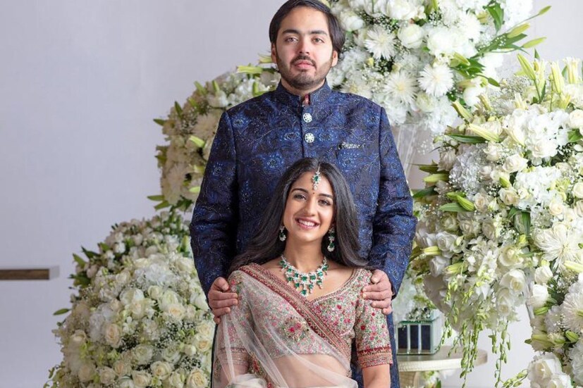 বাগদান সারলেন অনন্ত আম্বানি এবং রাধিকা মার্চেন্ট। রাজস্থানের শ্রীনাথজি মন্দিরে এক হল দুই পরিবার। মার্চেন্ট এবং আম্বানিদের শুভ অনুষ্ঠান সম্পন্ন হল বৃহস্পতিবার। রিলায়েন্স ইন্ডাস্ট্রিজ লিমিটেডের চেয়ারম্যান এবং ম্যানেজিং ডিরেক্টর মুকেশ আম্বানি এবং নীতা আম্বানির ছোট ছেলে অনন্ত এবং ব্যবসায়ী বীরেন মার্চেন্ট এবং শৈলা মার্চেন্টের বড় কন্যা রাধিকার বাগদান বলে কথা। আড়ম্বরে কোনও খামতি ছিল না কোথাও।