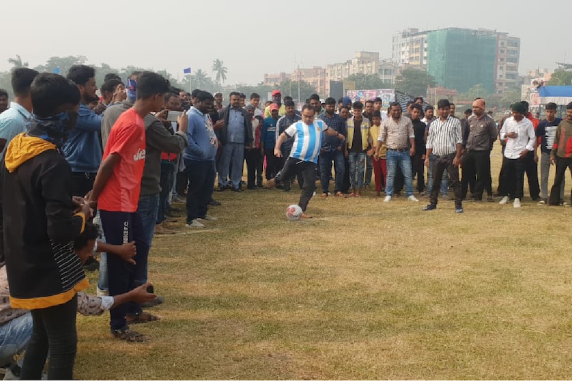 পরনে ছিল মেসির জার্সি। কুণাল ফুটবল ভক্ত হিসাবে পরিচিত। নিজেই নিজের নাম রাখলেন কুণাল মেসি ঘোষ।