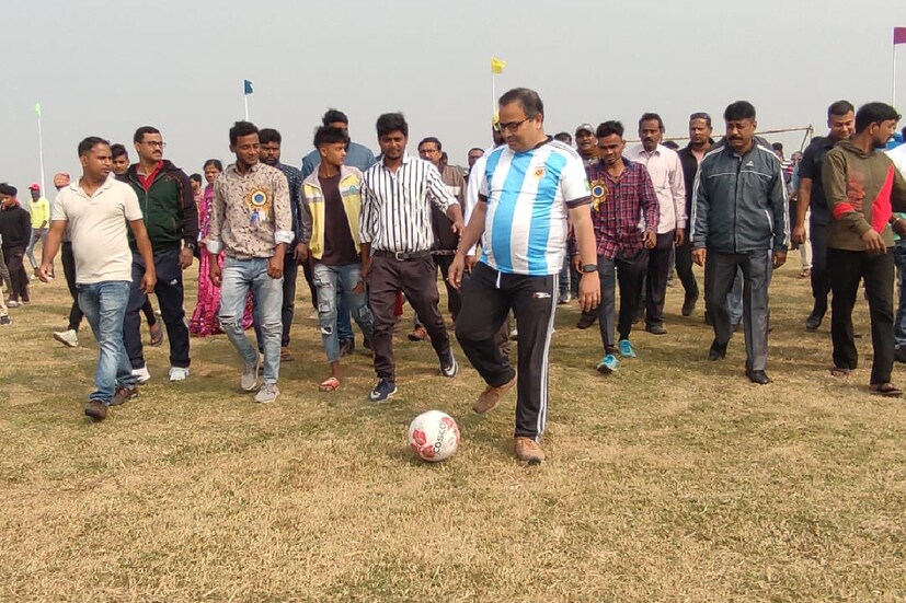 কাজের চাপে দম ফেলার সময় নেই। তাসত্ত্বেও রবিবাসরীয় সকালে চুটিয়ে ফুটবল খেললেন কুণাল