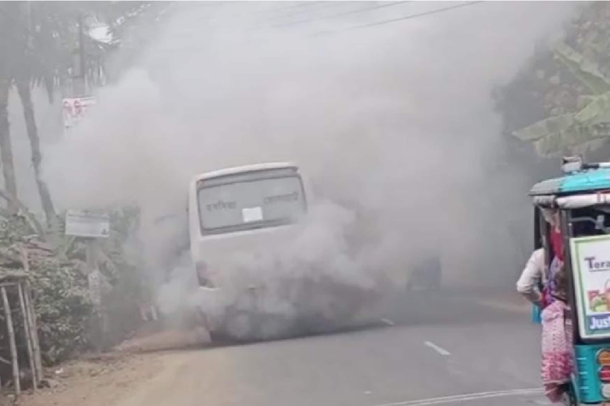 মুহূর্তের মধ্যেই ধোঁয়ায় ঢেকে গিয়েছিল গোটা বাস, পুলিশ সময়মতো না এলে কী যে হতো!