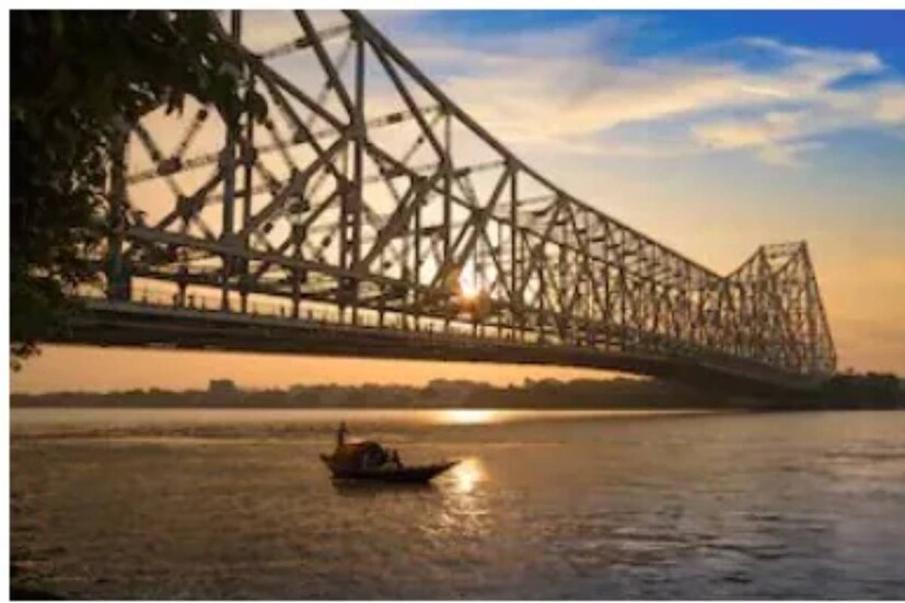 এরপরের দু তিন দিনে শক্তিশালী হয়ে গভীর নিম্নচাপে পরিণত হতে পারে এই নিম্নচাপ। পশ্চিম ও উত্তর-পশ্চিম দিকে এগিয়ে এর অভিমুখ হবে তামিলনাড়ু ও পন্ডিচেরি উপকূল। বৃহস্পতি শুক্র বারের মধ্যে এটি তামিলনাড়ু উপকূলের কাছাকাছি পৌঁছতে পারে বলে অনুমান আবহাওয়াবিদদের।