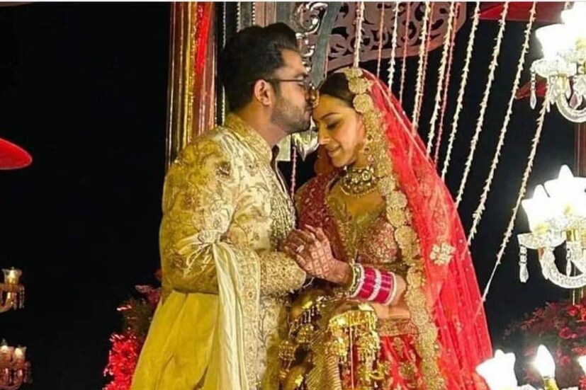 দীর্ঘ দিনের প্রেমিক সোহেল কাঠুরিয়ার সঙ্গে বিয়ের বন্ধনে বাঁধা পড়লেন হংসিকা মোতওয়ানি। রবিবার জয়পুরের মান্ডোটা ফোর্ট অ্যান্ড প্যালেসে গাঁটছড়া বাঁধলেন শাকা লাকা বুম বুম-এর জনপ্রিয় এই অভিনেত্রী। 