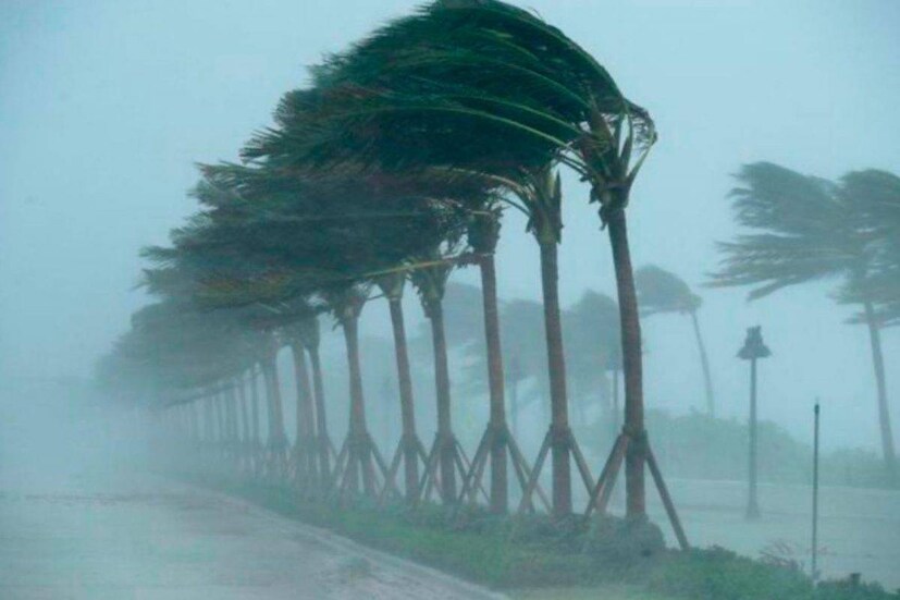 দক্ষিণ-পূর্ব বঙ্গোপসাগরের গভীর নিম্নচাপ দক্ষিণ-পশ্চিম বঙ্গোপসাগর সংলগ্ন এলাকায় পৌঁছে ঘূর্ণিঝড়ে পরিণত হয়েছে। এর প্রভাব সরাসরি পড়বে তামিলনাড়ু পন্ডিচেরি এবং দক্ষিণ অন্ধ্রপ্রদেশ উপকূলে। এই তিন জেলার উপকূলে ঝড়ের সতর্কতা জারি করা হয়েছে। মৎস্যজীবীদের সমুদ্রে যেতে নিষেধ করা হয়েছে। (ফাইল ছবি, প্রতিবেদন-বিশ্বজিত সাহা)