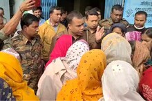 'তৃণমূল করলেই মিলছে আবাস যোজনার ঘর', পঞ্চায়েত অফিসে তালা ঝুলিয়ে বিক্ষোভ কালীনগরে