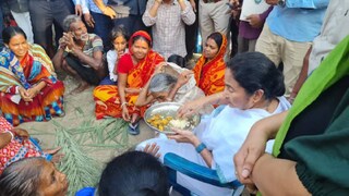 মুখ্যমন্ত্রীর জনসংযোগের সেই ছবি নিয়ে সোশ্যাল মিডিয়ায় একটি স্টিকার বানিয়ে পোস্ট করা হয়েছে মুখ্যমন্ত্রীর জনসংযোগের সেই ছবি নিয়ে সোশ্যাল মিডিয়ায় একটি স্টিকার বানিয়ে পোস্ট করা হয়েছে