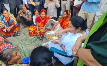 মুখ্যমন্ত্রীর জনসংযোগের সেই ছবি নিয়ে সোশ্যাল মিডিয়ায় একটি স্টিকার বানিয়ে পোস্ট করা হয়েছে
