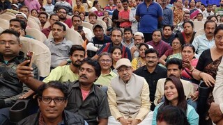 র্মীরা বুঝে ওঠার আগেই নিজেই বলে উঠলেন 'বসে পড়ো সবাই' র্মীরা বুঝে ওঠার আগেই নিজেই বলে উঠলেন 'বসে পড়ো সবাই'