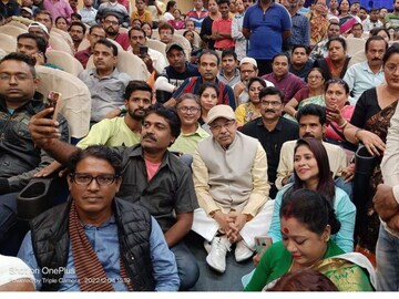 র্মীরা বুঝে ওঠার আগেই নিজেই বলে উঠলেন 'বসে পড়ো সবাই'