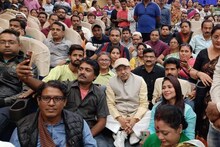 মঞ্চ থেকে নেমে কর্মীদের পাশে ভূমিতে বসেই কর্মিসভা পরিচালনা করলেন মন্ত্রী