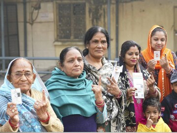 এবার পুরনির্বাচনে কোন দলের পক্ষে একজন বাঙালিকেও প্রার্থী করা হয়নি