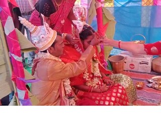 নবদম্পতিকে সকলে উপহার দিয়ে আশীর্বাদ ও শুভ কামনা জানান