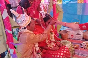 নবদম্পতিকে সকলে উপহার দিয়ে আশীর্বাদ ও শুভ কামনা জানান