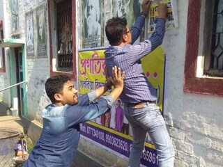 কোনও ছাত্র বা ছাত্রী স্কুলে অনুপস্থিত থাকলে স্কুলের পরে অনলাইনে তাকে সেদিনের স্কুলের  পাঠও পড়িয়ে দেন