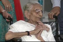 হুইলচেয়ারে ভোট দিতে এলেন প্রধানমন্ত্রীর মা ৯৯-এর হিরাবেন হুইলচেয়ারে ভোট দিতে এলেন প্রধানমন্ত্রীর মা ৯৯-এর হিরাবেন