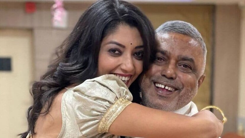 মেয়ে ও বাবার সম্পর্কের সমীকরণটাই অনেকটা এরকম হয়। বাবাদের প্রতি মেয়েদের একটা অদ্ভুত টান থাকে, যা শব্দে প্রকাশ করা যায়না। এজন্যই বাবাকে নিয়ে নানা গান, কবিতা রচনা হয়ে এসেছে বাংলা সাহিত্যে। মেয়ে ও বাবার গল্প নিয়ে তৈরি হয়েছে একাধিক ছবি, ওয়েবসিরিজও।