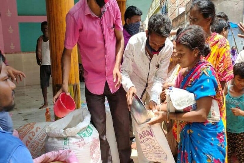প্রতি বছরেই রাজ্য সরকারের পক্ষ থেকে দরিদ্র্যদের পোঙ্গলের সময়ে কিছু টাকা দিয়ে থাকে, তার সঙ্গে চাল ও চিনি উপহার সরূপ দিয়ে থাকে ৷ প্রতীকী ছবি ৷