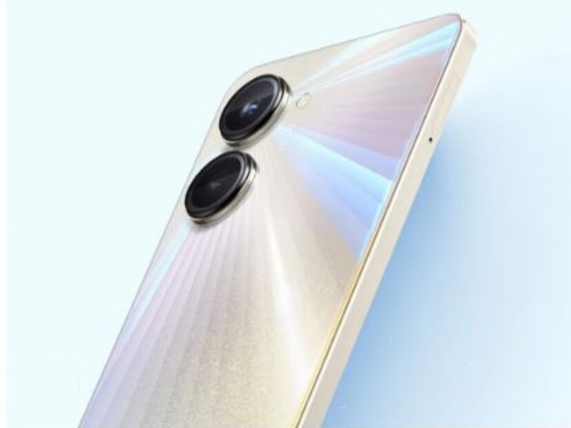 ক্যামেরা ফিচারের কথা বলতে গেলে, Realme 10 Pro 5G ফোনের পিছনে একটি ডুয়াল ক্যামেরা সেটআপ ব্যবহার করা হয়েছে। এতে ৮ মেগাপিক্সেলের প্রাইমারি লেন্স এবং ২ মেগাপিক্সেলের সেকেন্ডারি সেন্সর রয়েছে। সেলফি এবং ভিডিও কলের জন্য, ফোনের সামনে একটি ১৬ মেগাপিক্সেলের ক্যামেরা রয়েছে।