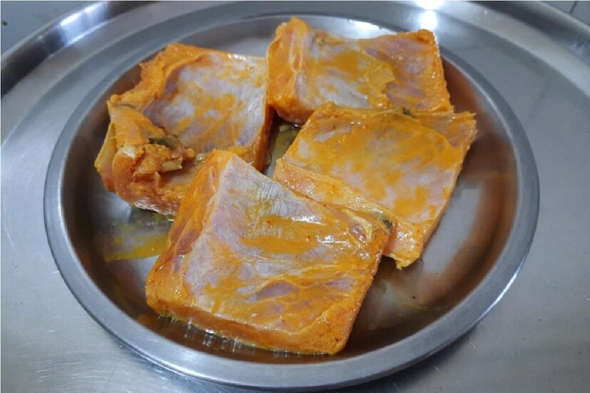 *ভারতীয় রান্নায় হলুদের ব্যবহার বহু প্রাচীন। এটা স্বাদ বাড়ায়। সুস্বাদু খাবারে অন্য মাত্রা যোগ করে। শুধু তাই নয়, হলুদ ম্যারিনেট করা মাছ বা মাংসকে দীর্ঘ সময় তাজা রাখতেও সাহায্য করে। আবার অনেকে মাছের আঁশটে গন্ধের জন্যও হলুদ মাখায়। অন্য দিকে, নুন সংরক্ষণকারী হিসেবে কাজ করে। মাছকে তাজা এবং সতেজ রাখে। প্রতীকী ছবি। 