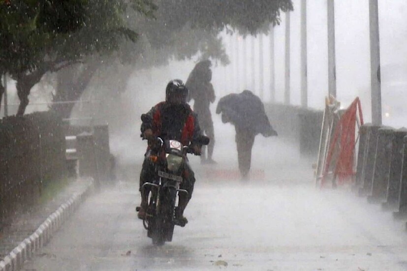 এবারের সাইক্লোনের নাম মনদাউস (Cyclone Mandaous) ৷ এই নাম দিয়েছে সংযুক্ত আরব আমিরশাহি৷ ওয়ার্ল্ড মেটিওরলজিক্যাল ডিপার্টমেন্টের নিময় মেনেই এবারের সাইক্লোনের নাম দেওয়া হয়েছে ইউএই- র প্রস্তাব অনুযায়ি৷