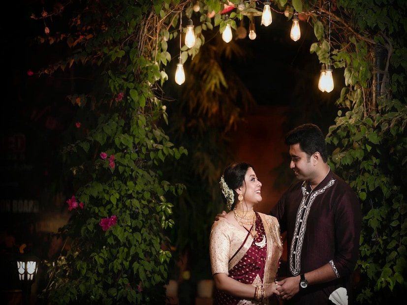 *বং ক্রাশ নাকি শতরূপ। বহু তরুণীর মন ভেঙেছে তাঁর আচমকা বিয়ের খবরে। আশুতোষ কলেজে পড়াশুনা চলাকালীন নাকি পহেলির সঙ্গে পরিচয়। তবে মন দেওয়া-নেওয়া নাকি রাজনীতি ময়দানেই। প্রেম চলেছে এক যুগ। তারপরেই  প্রেমিকা পহেলি সাহার সঙ্গে গাঁটছড়া বাঁধার সিদ্ধান্ত। ছবিঃ ফেসবুক। 