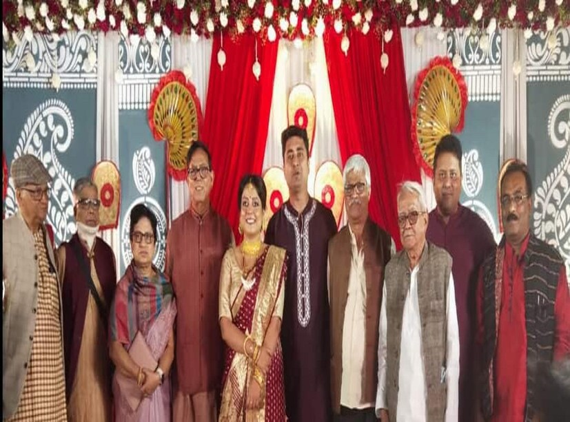 *সিপিআইএম-এর বর্ষীয়ান নেতারা উপস্থিত ছিলেন নবদম্পতিকে আশীর্বাদের জন্য। ছবিঃ ফেসবুক।