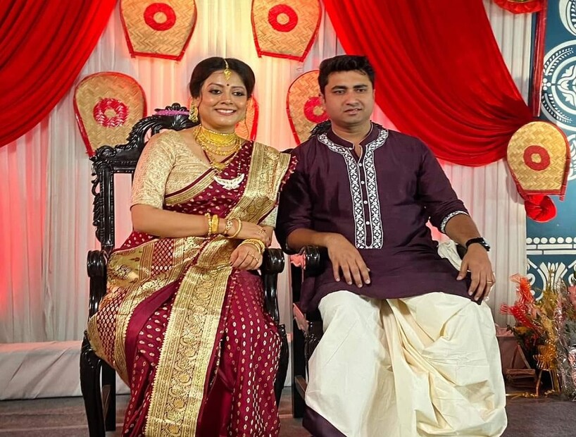 *সিপিআইএম যুবনেতা শতরূপ ঘোষের বিয়ে। আশুতোষ কলেজ থেকে চলছিল প্রেম। দীর্ঘ প্রেমের শেষে প্রেমিকা পহেলি সাহার সঙ্গে গাঁটছড়া বাঁধলেন কমরেড। 