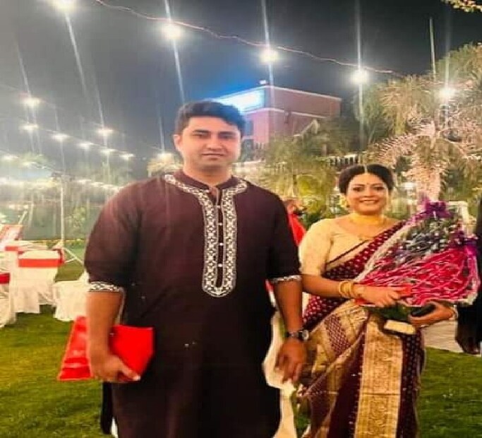 *শতরূপের স্ত্রী পহেলি সাহা টলিউড ইন্ডাস্ট্রির পরিচিত মুখ। তবে শতরূপ পহেলির প্রেম রাজনীতির ময়দানেই। 