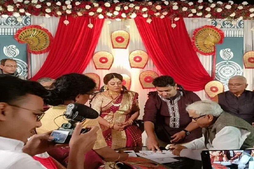 *কোনও ধর্মীয় আচার অনুষ্ঠান নয়, কেবল সইসাবুদ করেই বিয়ে সেরেছেন দু-জনে। সিপিআইএম-এর রাজনৈতিক নেতা থেকে টলিপাড়ার একাধিক মানুষ উপস্থিত ছিলেন বিয়েতে। তাঁদের বিয়েতে সই করেছেন বিমান বসু। উপস্থিত ছিলেন সূর্যকান্ত মিশ্র, কান্তি গঙ্গোপাধ্যায়, মহম্মদ সেলিম, সুজন চক্রবর্তী, সস্ত্রীক সৌরভ পালোধী-সহ আরও অনেকে। ছবিঃ ফেসবুক। 