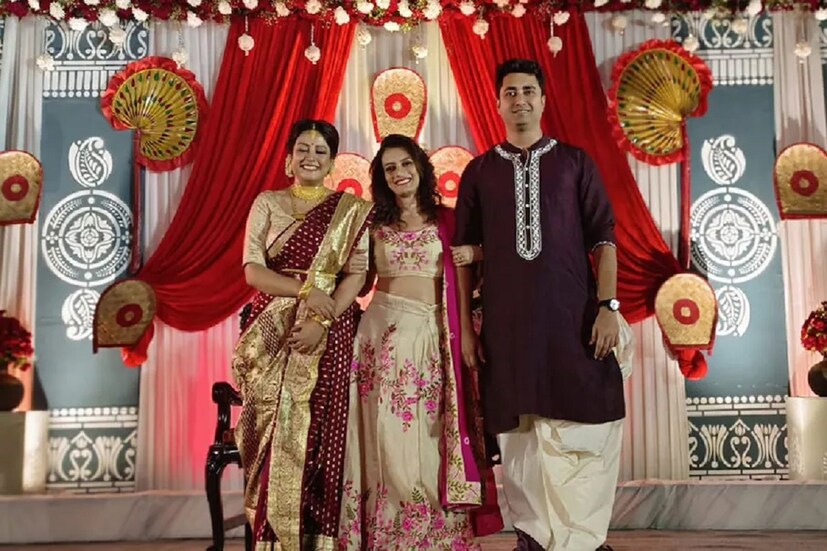 *শতরূপ-পহেলি দু'জনেরই বন্ধু অভিনেত্রী ঊষসী চক্রবর্তী। বন্ধুর বিয়ের খুশির মুহূর্তের ছবি শেয়ার করেছেন নেটমাধ্যমে। বিয়ের আগের দিন তাঁর পোস্ট কোরা ছবি থেকেই শতরূপের বিয়ের খবর চাউর হতে শুরু করে। ছবিঃ ফেসবুক।