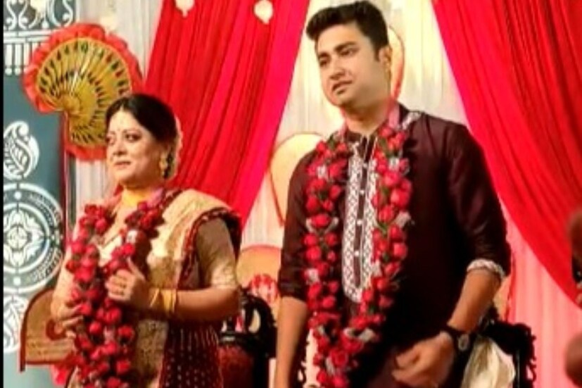 *শতরূপ পহেলি একে অপরের সঙ্গে সেরে নেন মালাবদল। 