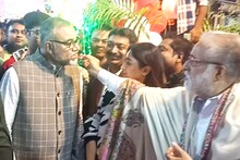 মিটল দূরত্ব? বড়দিনে তাপসকে কেক খাইয়ে দিলেন সুদীপ
