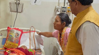 কনভয়ের গাড়ির ধাক্কায় আহত বৃদ্ধা, হাসপাতালে নিয়ে গেলেন ত্রিপুরার মুখ্যমন্ত্রী কনভয়ের গাড়ির ধাক্কায় আহত বৃদ্ধা, হাসপাতালে নিয়ে গেলেন ত্রিপুরার মুখ্যমন্ত্রী