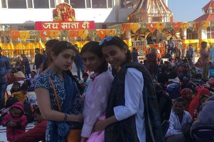 বহু প্রাচীন ঐতিহ্যশালী এই মন্দিরের সঙ্গে সম্পর্কিত অনেক বিশ্বাস রয়েছে, যার মধ্যে একটি হল যে ব্যক্তি পাপ করেছে সে মাতা রাণীর  গুহায় প্রবেশ করতে পারে না। সারা আলি খান ২০২১ সালের একটি ভিডিও শেয়ার করেছিলেন এই উল্লেখ করে। (Image- Instagram/saraalikhan95)