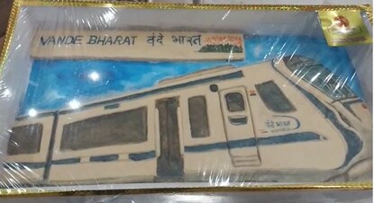 বন্দে ভারত ট্রেনের আদলে তৈরি করা সন্দেশ। 