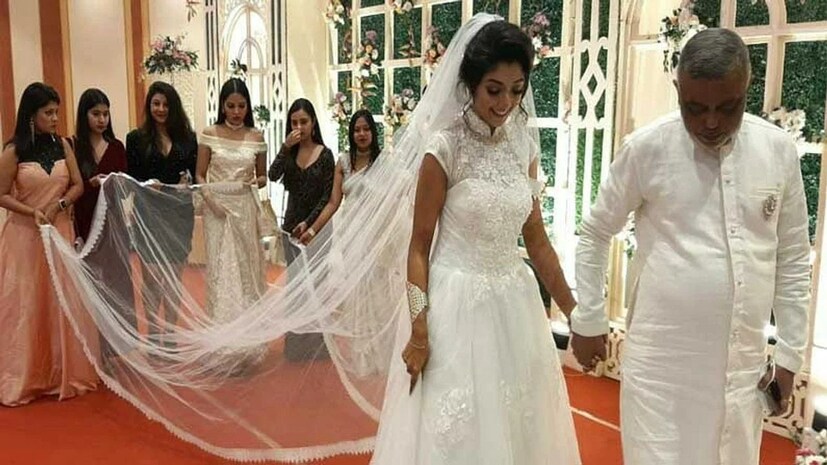 উপলক্ষ্য ছিল একটাই, বাবার জন্মদিন। আর কন্যার জীবনে পিতার জন্মদিন যে বড়ই বিশেষ দিন, সত্যিই 'বড়দিন'। তাই বাবার জন্মদিনে বাবার সঙ্গে কাটানো সকল মুহূর্তের মধ্যে এই বিশেষ ক্যামেরাবন্দি দুটি ছবিই পোস্ট করেছেন অভিনেত্রী।