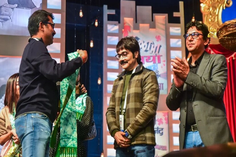 একই মঞ্চে সম্মানিত হতে দেখা গেল প্রসেনজিৎ-চঞ্চলকে। সেই ছবি নিজের নেটমাধ্য়মে শেয়ার করলেন টলিউড অভিনেতা নিজেই।