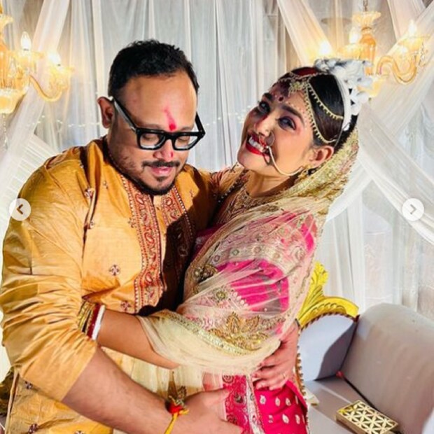 সঙ্গে বর তূর্জ সেন৷ গিলে করা পাঞ্জাবিতে বরের সাজে বেশ মানিয়েছিল তাঁকে৷ তবে সিঁদুর পড়েছিলেন তিনিও৷