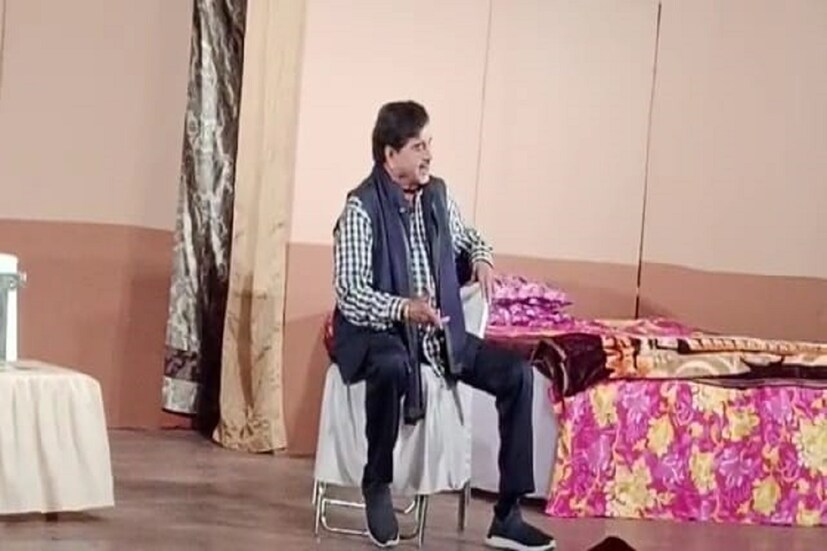 মারাঠি ঘরানার একটি কমেডি নাটকে অভিনয় করলেন শত্রুঘ্ন সিনহা৷দুর্গাপুরের সৃজনী প্রেক্ষাগৃহে অনুষ্ঠিত হয়েছে পতি, পত্নী ওর ম্যায় নামের একটি নাটক৷ নাটকটি বিভিন্ন জায়গায় বহুলভাবে প্রশংসিত 
