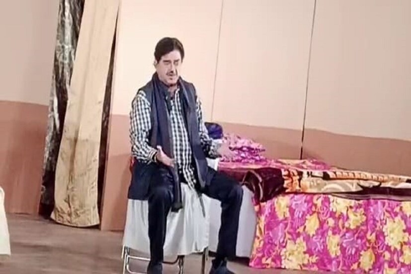 প্রসঙ্গত, এই নাটক প্রযোজনা এবং পরিচালনার দায়িত্বে ছিলেন রমেশ তলোয়ার। যিনি নিজে নাট্য পরিচালনার জন্য দেশ জোড়া সুনাম কুড়িয়েছেন। অন্যদিকে শত্রুঘ্ন সিনহার পাশাপাশি এই কমেডি নাটকে মুম্বাইয়ের বেশ কয়েকজন খ্যাতনামা অভিনেতা, অভিনেত্রীকে দেখা গিয়েছে মঞ্চে। 
