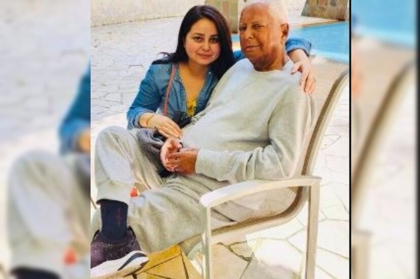 বাবাকে কিডনি দানের এই সিদ্ধান্তের জন্য বিজেপি নেতাদেরও প্রশংসা কুড়োচ্ছেন রোহিনী৷ লালুর অন্যতম কঠোর সমালোচক বিজেপি নেতা গিরিরাজ সিংও ট্যুইটে লিখেছেন, 'কন্যাসন্তান হোক রোহিনীর মতো৷ আপনার জন্য গর্বিত৷ ভবিষ্যৎ প্রজন্মের জন্য আপনি উদাহরণ তৈরি করলেন৷'