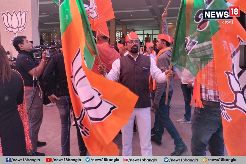 ২০২৪ এর লোকসভা নির্বাচনের আগে আজ যেন সেমিফাইনাল। আজ গুজরাত বিধানসভা নির্বাচনের ফল প্রকাশ। আড়াই দশকেরও বেশি সময় পর, এখনও কি মোদি-শাহের রাজ্যে অব্যাহত গেরুয়া ঝড়? জবাব মিলবে আজই। ইতিমধ্যেই পাল্লা ভারী বিজেপির দিকেই।