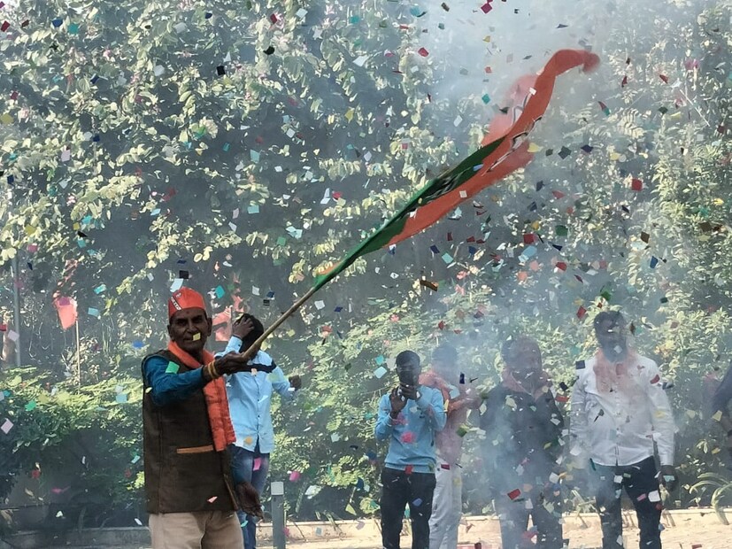 গত একবছরে যেখানে প্রধামন্ত্রী নরেন্দ্র মোদি ১২ বার গুজরাতে গিয়েছেন, সেখানে অরবিন্দ কেজরিওয়াল ২০ বার গুজরাতে পা রেখেছেন সাম্প্রতিককালে। তবে রাহুল গান্ধি গিয়েছেন মাত্র ৩ বার। এই আবহে মোদি ম্যাজিক যে এখনও বজায় রয়েছে তা দেখা যাচ্ছে ফলাফলে।