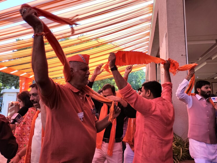 বিগত ২৭ বছর ধরে গুজরাত বিধানসভায় টানা ক্ষমতায় থেকেছ বিজেপি। ১৯৯৫ সাল থেকে গুজরাতে টানা ক্ষমতায় রয়েছে বিজেপি। ১৮২ আসন বিশিষ্ট গুজরাট বিধানসভা নির্বাচনে এবারও এগিয়ে বিজেপি।