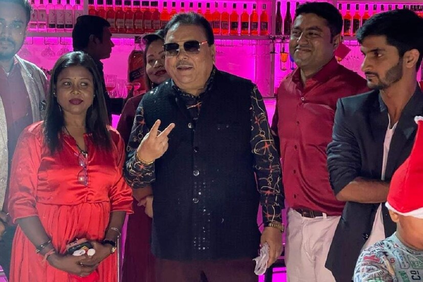 ক্রিসমাস এসেই গেল৷ রঙিন আলোয় সেজে উঠবে শহর কলকাতা৷ তারই আগে কালারফুল বয় কেক মিক্সিং করে শুভ সূচনা করলেন বড়দিনের৷