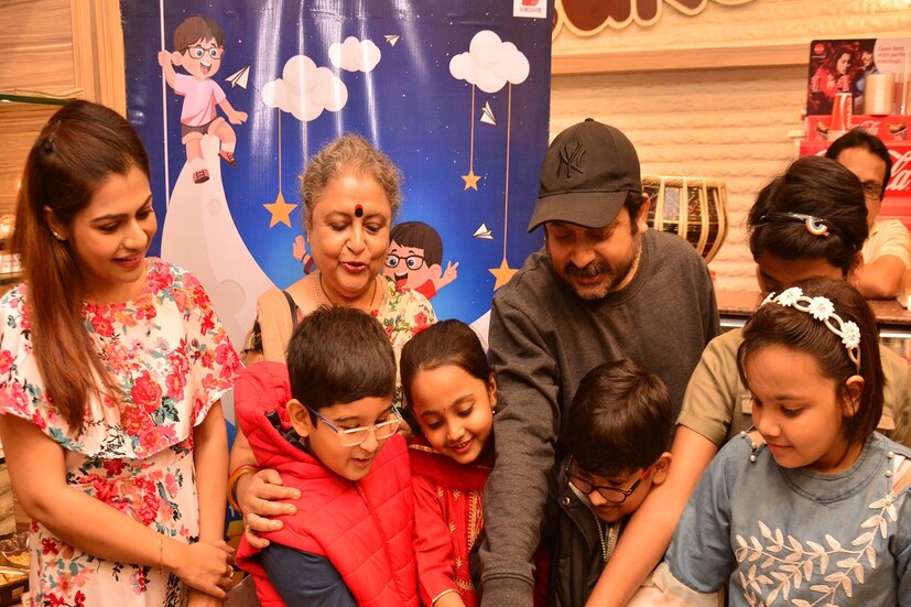 গার্গী রায়চৌধুরী, শিবপ্রসাদ মুখার্জি, খরাজ মুখার্জি, প্রসেনজিৎ চ্যাটার্জি এবং অঞ্জন দত্ত সহ ৩ নবাগত শিশু অভিনেতা (ঋতোদীপ সেনগুপ্ত, শ্রেয়ান সাহা এবং অরিত্রিকা চৌধুরী) রয়েছেন অভিনয়ে।