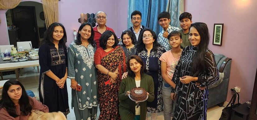 বন্ধুদের মাঝে কেক হাতে নিয়ে ছবিও তুললেন অভিনেত্রী রচনা বন্দ্যোপাধ্যায়৷ (ছবি : ফেসবুক)