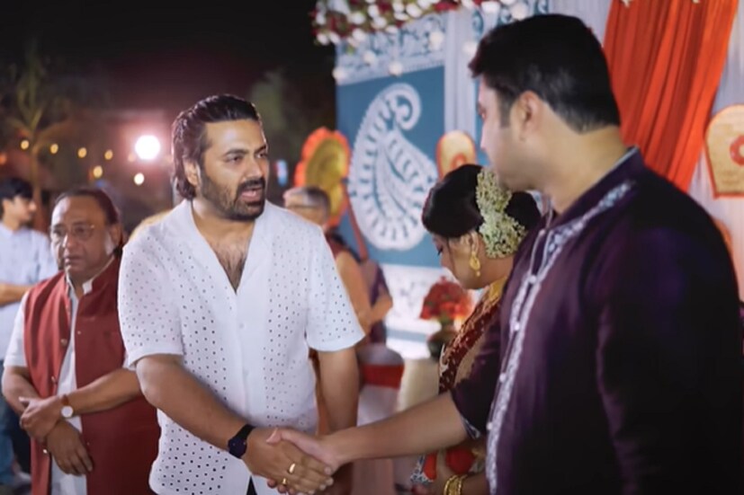 উপস্থিত ছিলেন অভিনেত্রী প্রতীক সেন। (ছবি : শতরূপের ইউটিউব)