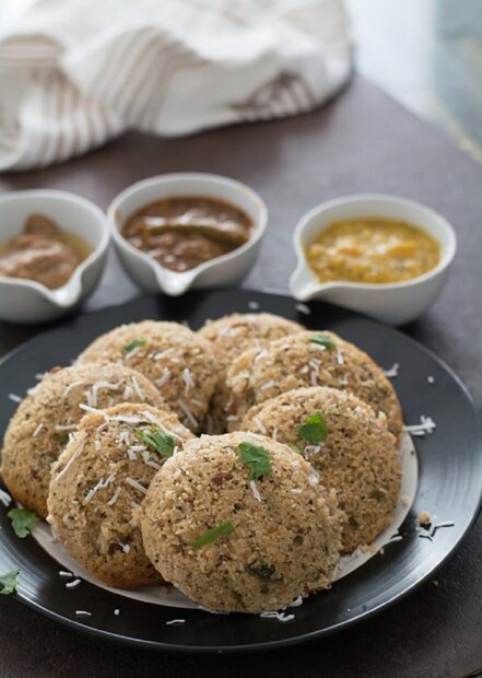 ওটস ইডলি ওটস, বেকিং সোডা, নুন, কাঁচালঙ্কা দিয়ে মিশ্রণটা বানিয়ে নিয়ে ইডলি মেশিনে ইডলি বানিয়ে নিন৷