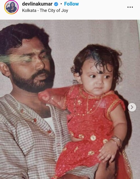 ছোট্ট বয়সে বাবার কোলে বসে থাকা এবং বিয়ের সময় বাবার আশীর্বাদ করার মুহূর্তের দুটি ছবি ভক্তদের সামনে এনে সকলকে অতীতের মুহূর্ত মনে করিয়ে দিলেন অভিনেত্রী।